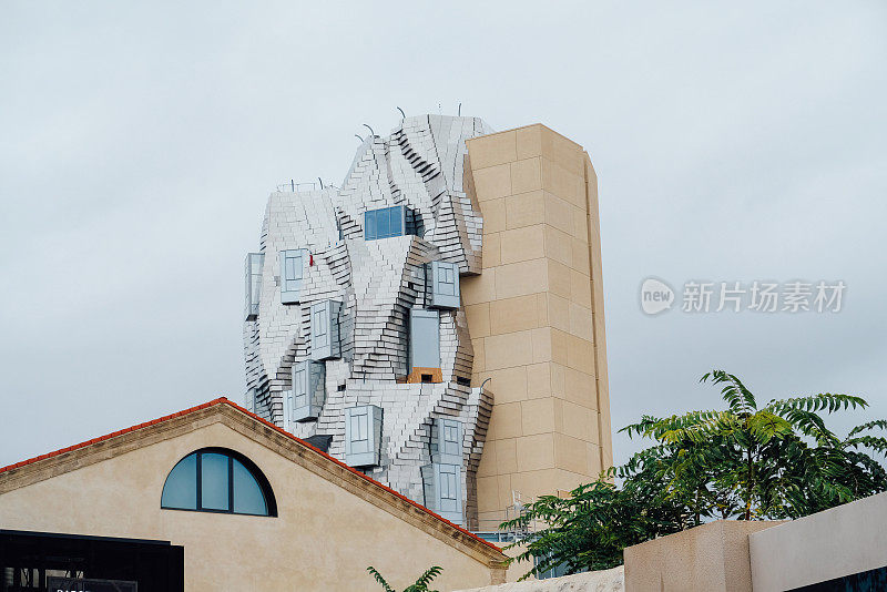 由建筑师Frank Gehry为Luma Arles文化中心设计的扭曲塔